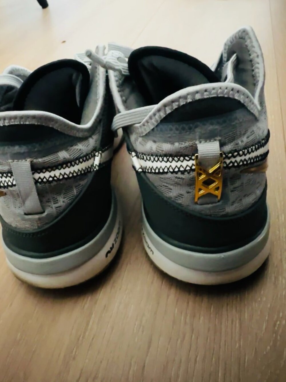 Nike LeBron Basketball Shoes Men's Size 9 Grey Gold White - Picture 3 of 3